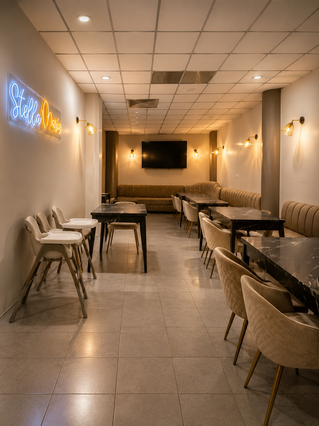 Salón de Stella Maria con letrero de neón